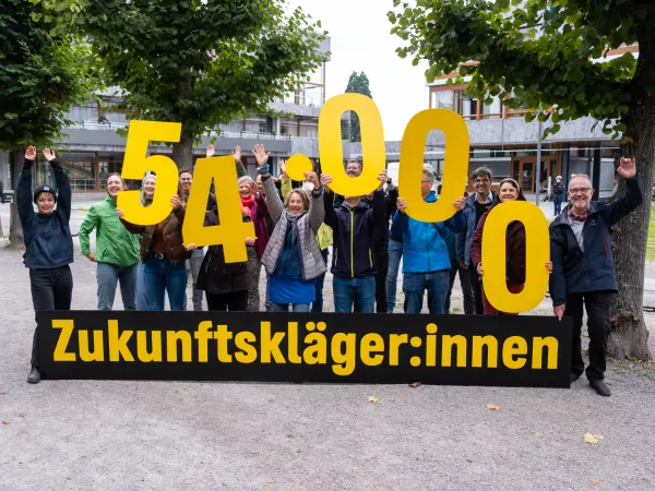 Menschen stehen vor dem Bundesverfassungsgericht